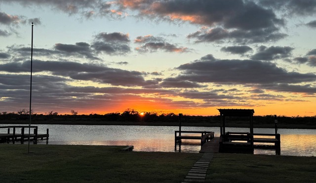 The Trusty Trout - 5 bedroom house w/lighted pier on Caney Creek in Sargent, TX