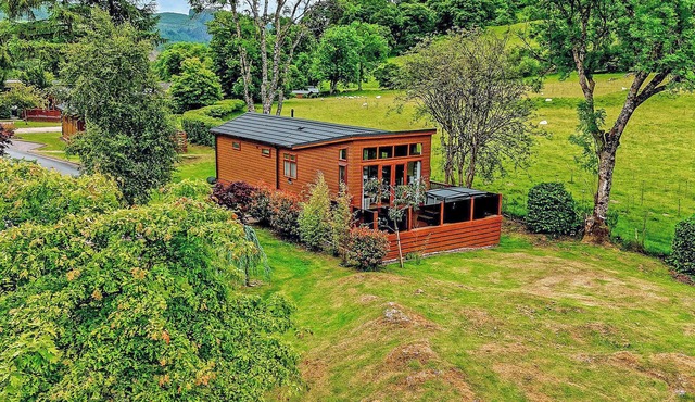 The Tryfan Retreat is a bespoke one bedroom lodge with hot tub.