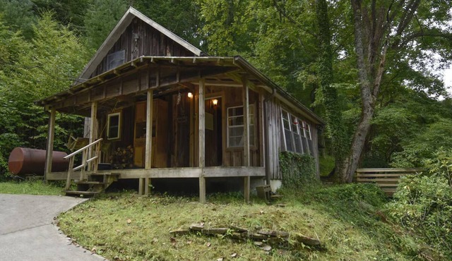 The Tulip Poplar Cabin - Perfect for Two People