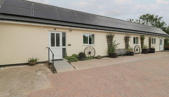 THE TURBLES - SWALLOWS NEST, pet friendly, with a garden in Welland