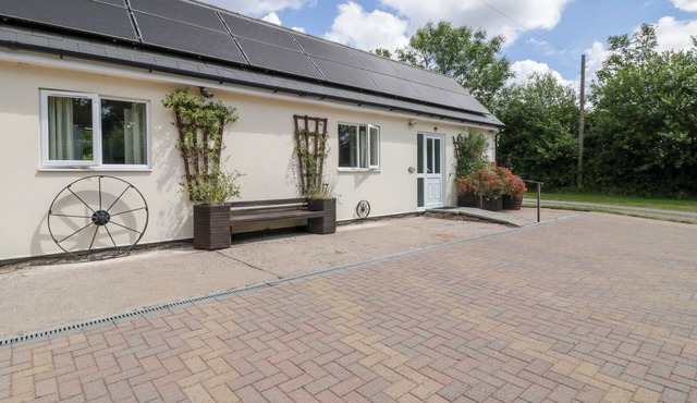 THE TURBLES - WAGTAIL, pet friendly, with a garden in Welland