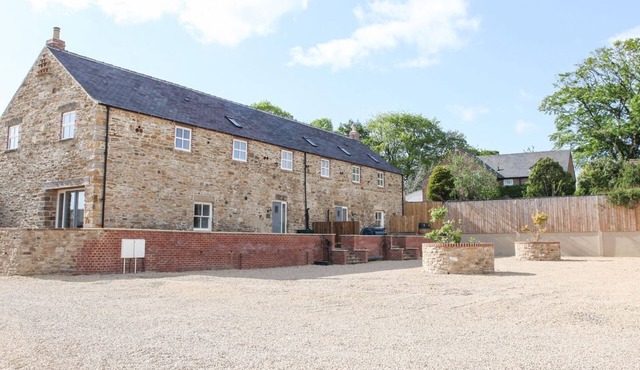 THE TURNIP BARN, pet friendly, character holiday cottage in Durham