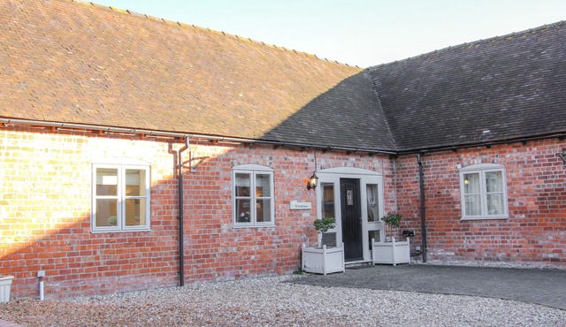 THE TURNIP HOUSE, pet friendly, luxury holiday cottage in Westhope