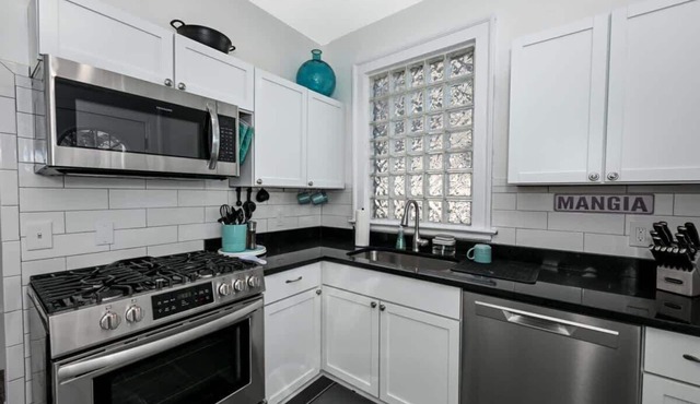 The Turquoise Oasis: A Serene 6BR Near Cleveland Clinic