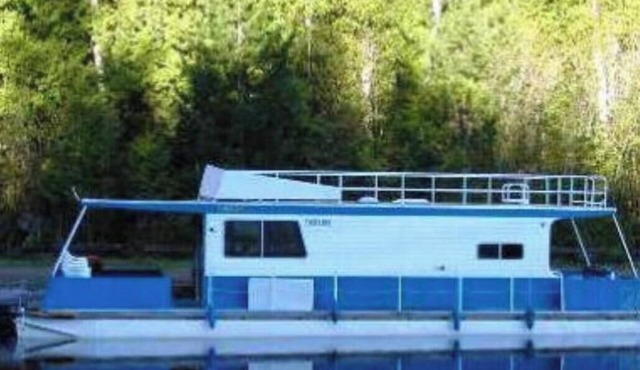 The Turtle Houseboat at at Timber Bay