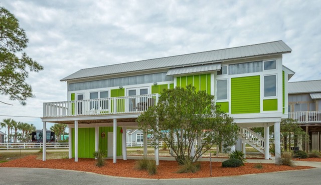 "The Turtle Shell" 1BR/1BA $175 per night, sleeps 4, across from the beach!