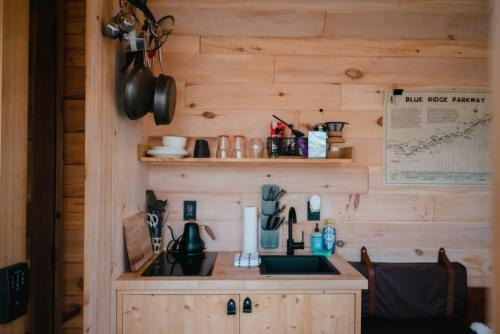 The Twig - Outdoor Shower, Deck, and Cozy Chimney