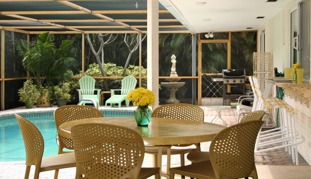 The Twin Dolphins: Walk to the beach. Private, screened-in pool. Spacious house.
