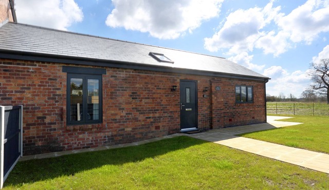 THE TYRE BARN, pet friendly, with a garden in Wem