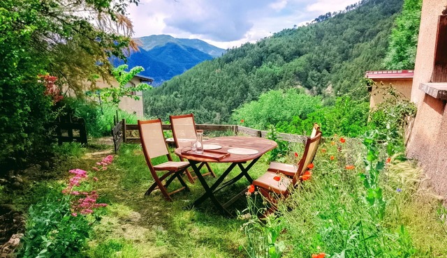 The Ubac your home with quiet garden perched in Théus