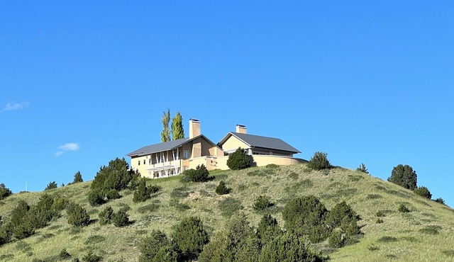 The ultimate 3-bedroom home set up for entertaining in Belgrade with AC, WiFi.