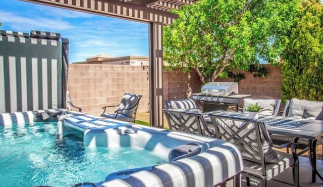 The Ultimate 5BR Funhouse: Spa, Golf & Pool Table!