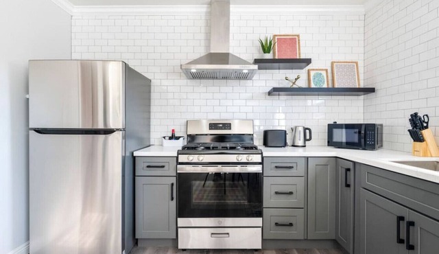 The Ultimate Family Haven near LA - 3-bedroom Luxury with Central AC, Fully-Equipped Kitchen, Fast Internet, and Laundry Ease.
