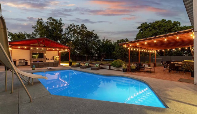 The Ultimate GetawayPrivate, Spacious 8 Bedroom Oasis in Phoenix with Large Pool