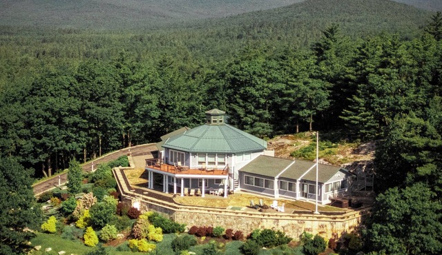 The Ultimate Group Escape: Private Mountain w Hot Tub, Pool Table, Massage Chair
