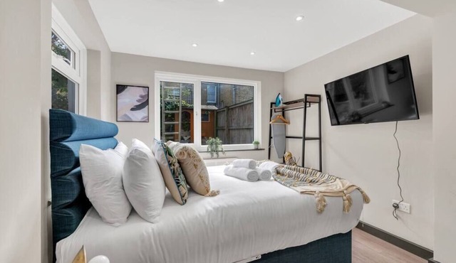 The Ultimate Hangout Spot: Modern Studio