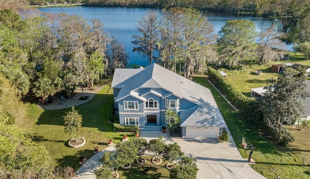 The Ultimate Lakeside Getaway! 4BR Home w/Private Dock, Hot Tub & Kayaks.