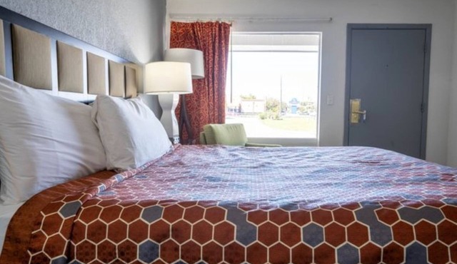 The Ultimate Rest: King Bed, Modern Amenities, Free Parking