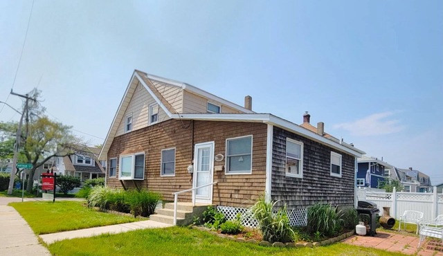 The Ultimate Summer Getaway! Beach Cottage with Bay views, Wifi, & AC.