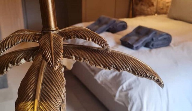 The Undercroft - Luxury studio in heart of Frome.