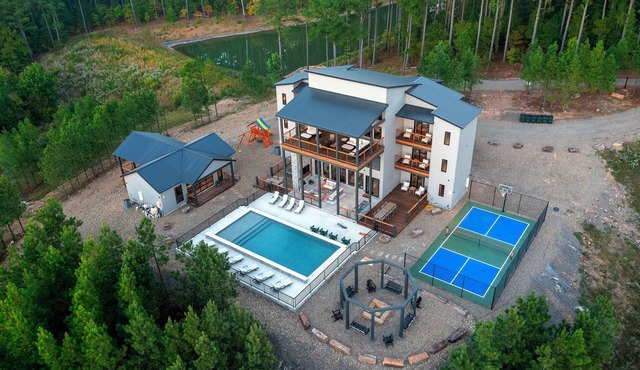 The Unicorn – 8BR Luxury Cabin w/Pool & Pickleball!