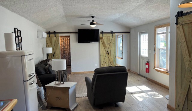 The Unplug & Unwind Cabin - Pet Friendly