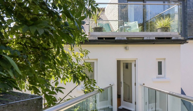 THE UPPER DECK, family friendly, luxury holiday cottage in Porthcurno