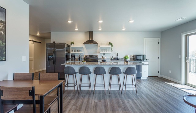 The Upper Hillsview Loft, Brand New Upper Hilsview Loft