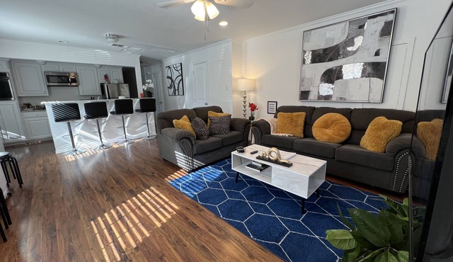 THE UPTOWN BUNGALOW-COVERED PARKING-Walkable Historic Neighborhood-PET FRIENDLY!