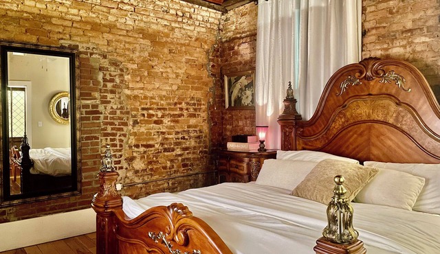 The Uptown - King Suite on Abbeville's Historic Square
