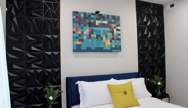 The Urban Oasis 2BR 2BTH with Balcolny