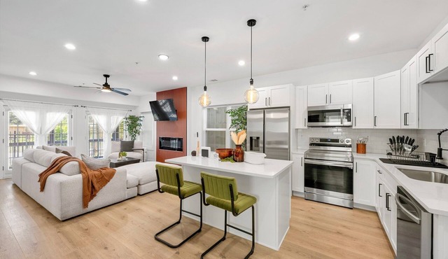 The Urban Oasis - 3BD Condo w/King Bed Suite & Gated Parking