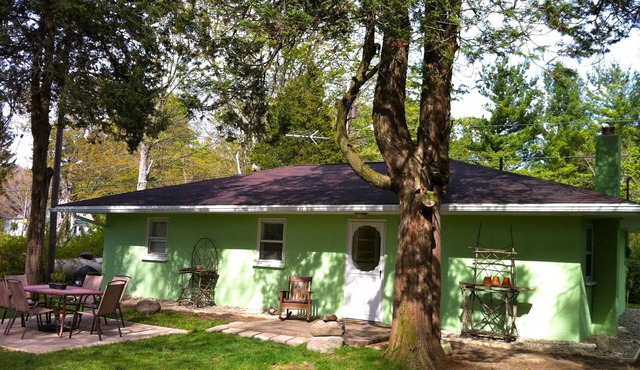 The Green Cottage in charming Glenn between South Haven and Saugatuck