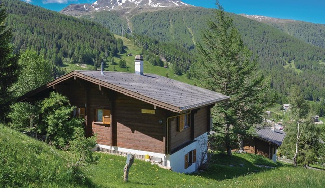 The vacation home Chalet Audyn in Bürchen was renovated in 2015 and is distributed over two floors o