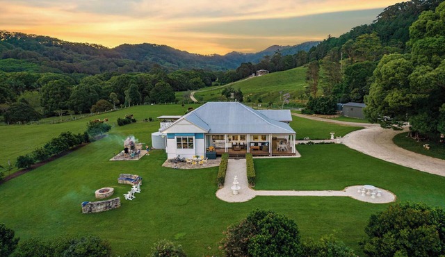 The Vale Luxury Farmstay & Animal Sanctuary Hot Tub, Fire Pit + Wood Oven