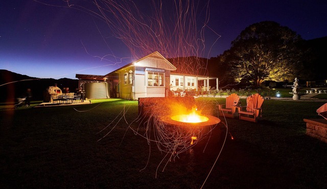 THE VALE, Luxury Farm Homestead, Spa/Hot Tub, Fire Pit, Wood Fired Pizza Oven