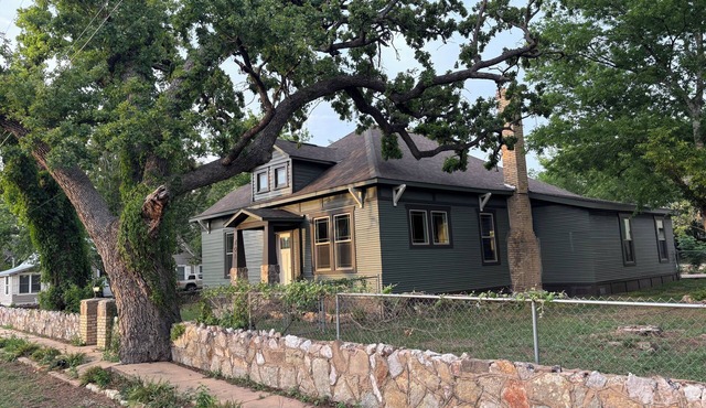 The Vandeveer, Stunning Craftsman Estate in Historic Downtown Burnet