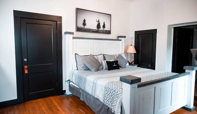 The Vaquero Motel Farmhouse Suite with the best location in town