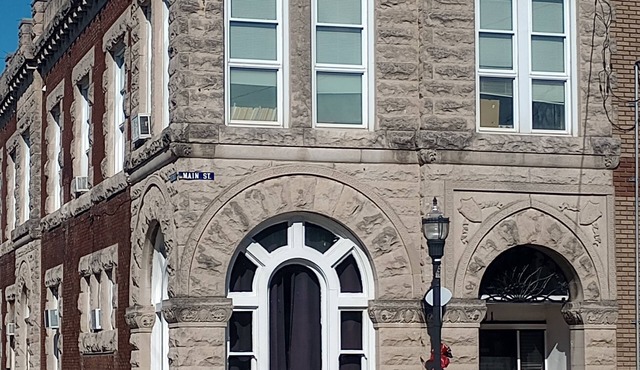 The Vault /Historical 1800s Bank 7min Off I-64. Downtown Main street