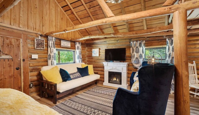 The Velvet Rooster – Cozy Cabin Stay with Pasture Views & Modern Comforts