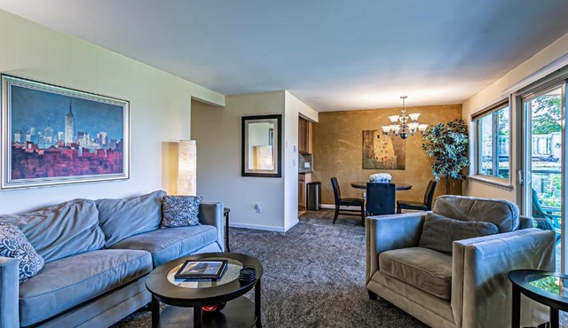 the Veranda, Best Area, 2 Baths, 2 Bedrooms, WD, Jacuzzi bath, New Carpet, Balcony, 925sf