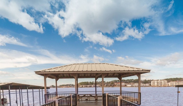 "The Veranda" Lake Hamilton Retreat for 6: Great sunsets and fireworks views!