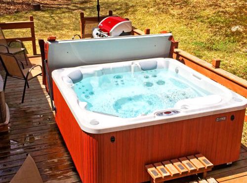 The Vermont Cabin - Large Home Sleeps 20 - Hot tub, views and location close to ski resort!