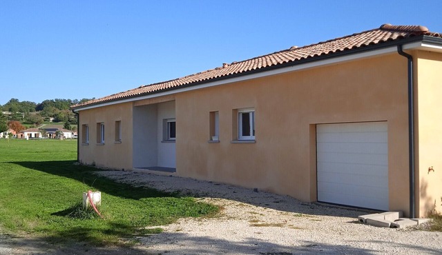 The very spacious Villa des Mûriers in a quiet hillside setting