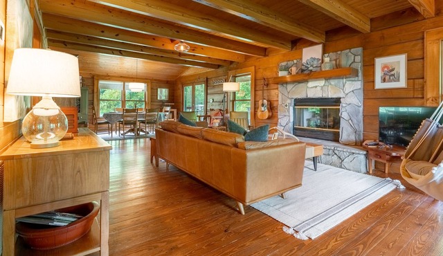 The Vester Farmhouse - Stunning Log Cabin in Tennessee Hills