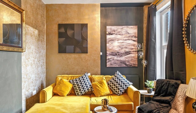 The Vibrant Shamrock Canterbury Retreat | Hot Tub | Groups | Stylish & Spacious