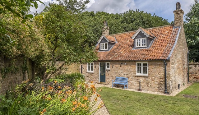 The Vicarage Cottage - an idyllic cottage in Great Limber sleeping 4 guests