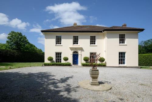 The Vicarage - Grand Country House, Walking Distance to Padstow and with Pub Across the Road