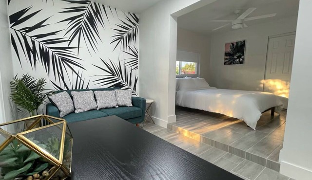 The Vice City Suite Private Stay+Free Parking in the Heart of Miami