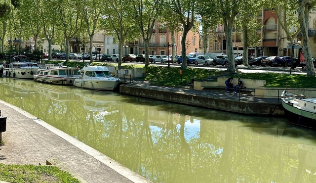 The Victor Hugo de la Robine faces the Canal and is just a stone's throw from Les Halles.